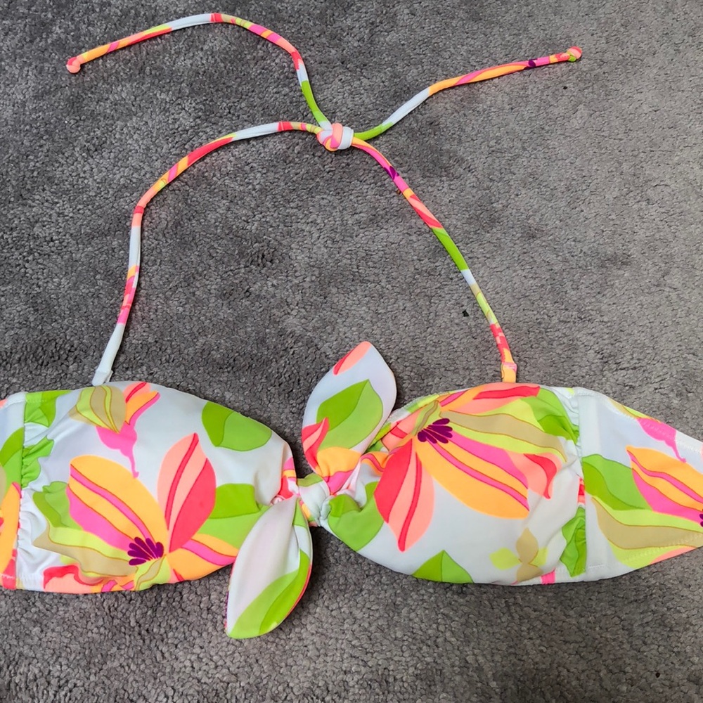 Victoria’s Secret Bathing suit top -M